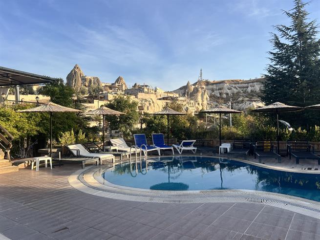 Holiday Cave Hotel