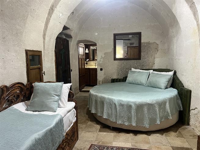 Holiday Cave Hotel