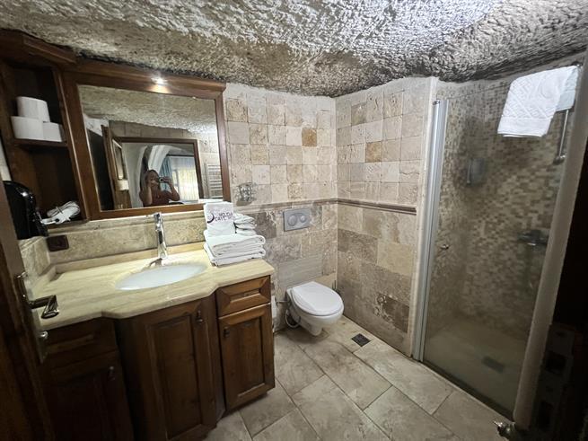 Holiday Cave Hotel