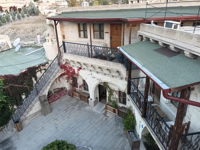 Holiday Cave Hotel