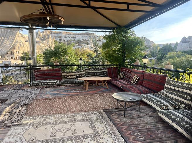 Holiday Cave Hotel