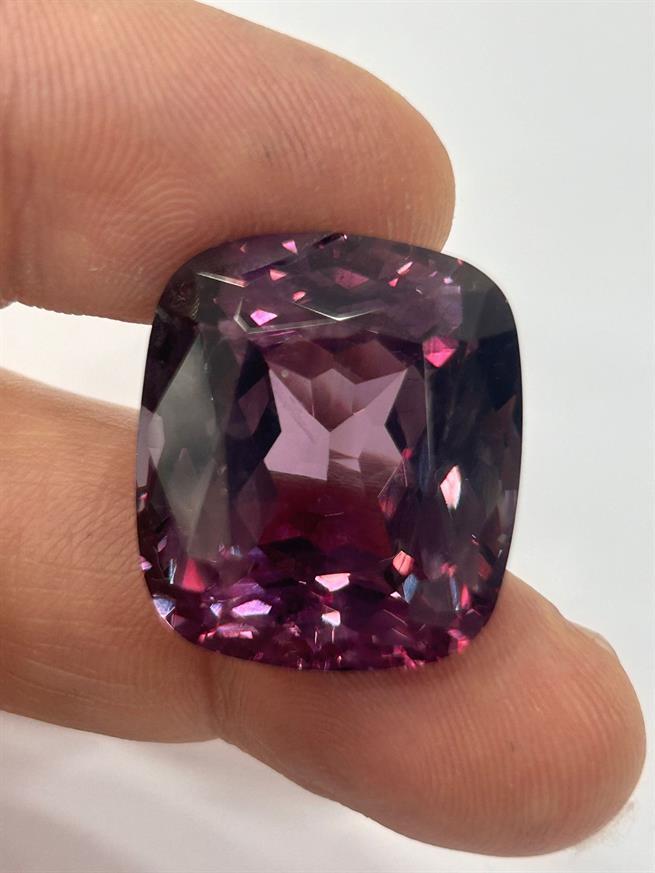 Красный диаспор (Red Zultanite)