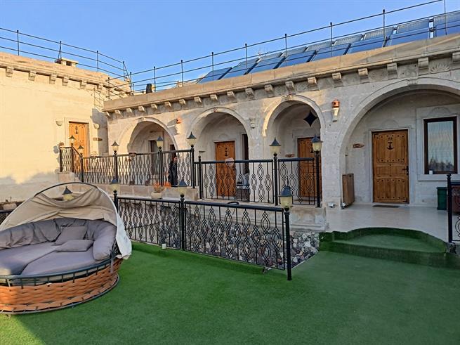 Holiday Cave Hotel