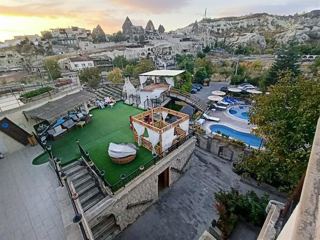Holiday Cave Hotel