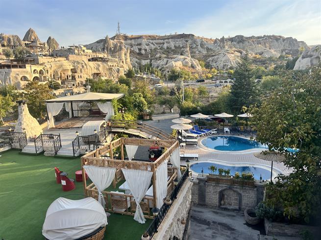 Holiday Cave Hotel
