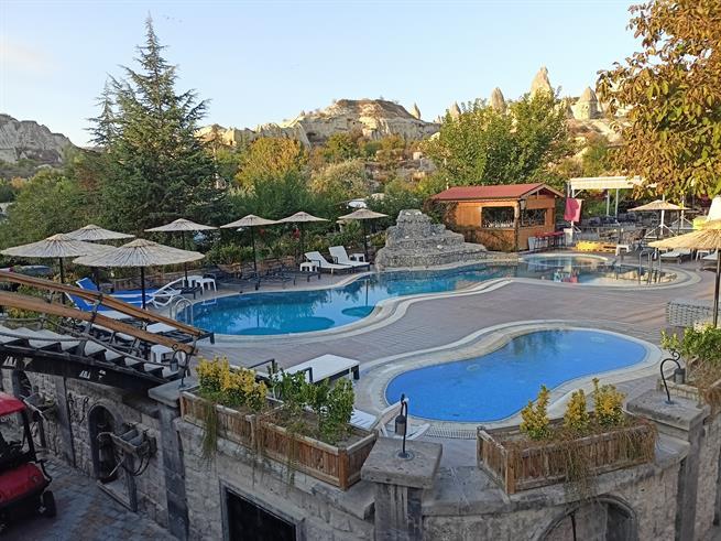 Holiday Cave Hotel
