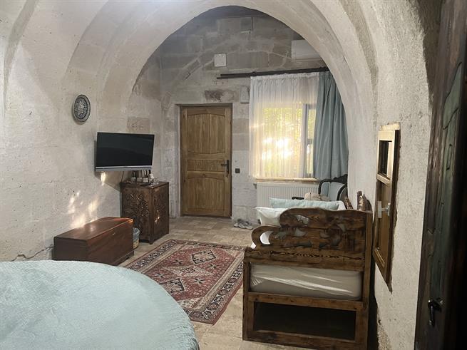 Holiday Cave Hotel