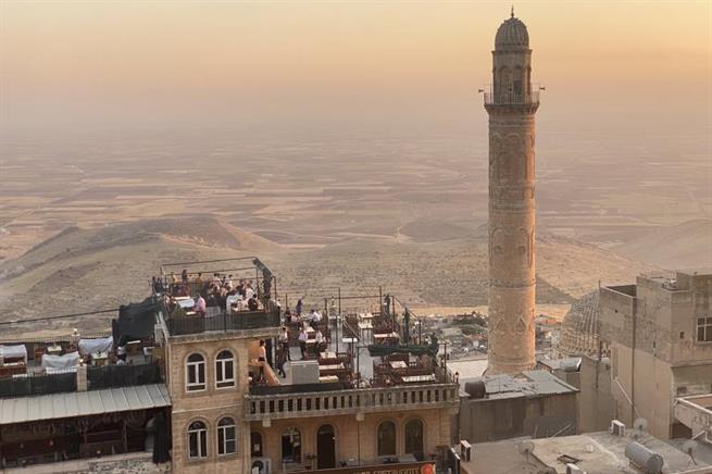 «Золотой треугольник» Месопотамии ждет туристов: древние замки, лесные водопады и живописная дорога из лавы к вулкану
