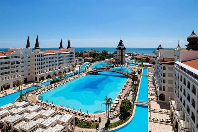 Топ-10 отелей Турции с подогреваемым бассейном на ноябрь 2022