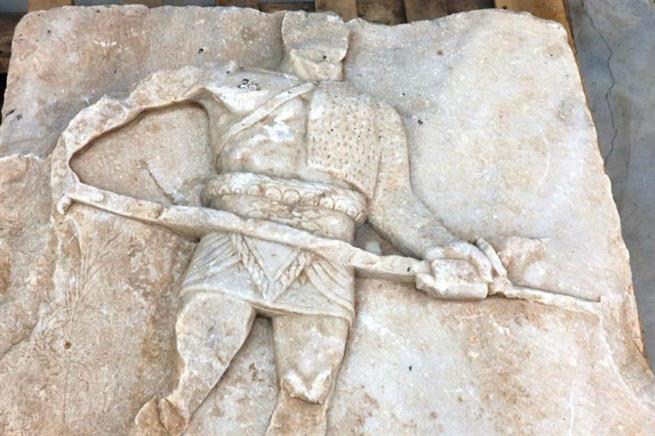 В Турции обнаружили троянского гладиатора: уникальный рельеф датируется 1 веком